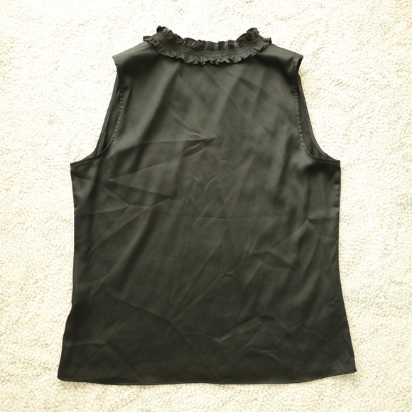 Cute Black Top with Ruffled Collar - L - Picture 4 of 6